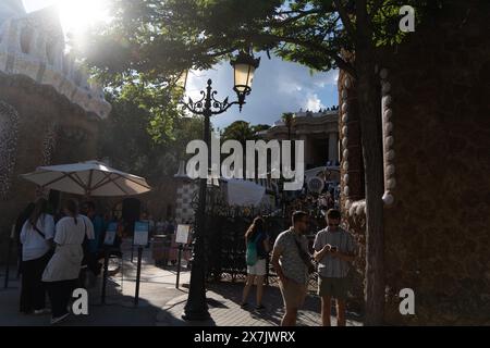 Les voisins proches de la zone touristique Park Güell à Barcelone montrent leur opposition au défilé Louis Vuitton qui aura lieu dans le parc cette semaine, qui a nécessité la fermeture de certaines zones et, dans certains cas, a causé des dommages à certaines parties de ce site du patrimoine mondial. Los vecinos cercanos al área turística del Parque Güell en Barcelona se muestran contrarios al desfile que Louis Vuitton realizará en el parque esta semana, lo cual ha obligado a cerrar algunos espacios y, en algunos casos, ha dañado partes de este Patrimonio de la Humanidad. Actualités politique -Barcelone, Espagne lundi, Banque D'Images