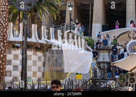 Les voisins proches de la zone touristique Park Güell à Barcelone montrent leur opposition au défilé Louis Vuitton qui aura lieu dans le parc cette semaine, qui a nécessité la fermeture de certaines zones et, dans certains cas, a causé des dommages à certaines parties de ce site du patrimoine mondial. Los vecinos cercanos al área turística del Parque Güell en Barcelona se muestran contrarios al desfile que Louis Vuitton realizará en el parque esta semana, lo cual ha obligado a cerrar algunos espacios y, en algunos casos, ha dañado partes de este Patrimonio de la Humanidad. Actualités politique -Barcelone, Espagne lundi, Banque D'Images