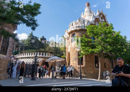 Les voisins proches de la zone touristique Park Güell à Barcelone montrent leur opposition au défilé Louis Vuitton qui aura lieu dans le parc cette semaine, qui a nécessité la fermeture de certaines zones et, dans certains cas, a causé des dommages à certaines parties de ce site du patrimoine mondial. Los vecinos cercanos al área turística del Parque Güell en Barcelona se muestran contrarios al desfile que Louis Vuitton realizará en el parque esta semana, lo cual ha obligado a cerrar algunos espacios y, en algunos casos, ha dañado partes de este Patrimonio de la Humanidad. Actualités politique -Barcelone, Espagne lundi, Banque D'Images