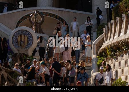 Les voisins proches de la zone touristique Park Güell à Barcelone montrent leur opposition au défilé Louis Vuitton qui aura lieu dans le parc cette semaine, qui a nécessité la fermeture de certaines zones et, dans certains cas, a causé des dommages à certaines parties de ce site du patrimoine mondial. Los vecinos cercanos al área turística del Parque Güell en Barcelona se muestran contrarios al desfile que Louis Vuitton realizará en el parque esta semana, lo cual ha obligado a cerrar algunos espacios y, en algunos casos, ha dañado partes de este Patrimonio de la Humanidad. Actualités politique -Barcelone, Espagne lundi, Banque D'Images