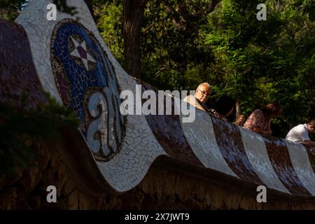 Les voisins proches de la zone touristique Park Güell à Barcelone montrent leur opposition au défilé Louis Vuitton qui aura lieu dans le parc cette semaine, qui a nécessité la fermeture de certaines zones et, dans certains cas, a causé des dommages à certaines parties de ce site du patrimoine mondial. Los vecinos cercanos al área turística del Parque Güell en Barcelona se muestran contrarios al desfile que Louis Vuitton realizará en el parque esta semana, lo cual ha obligado a cerrar algunos espacios y, en algunos casos, ha dañado partes de este Patrimonio de la Humanidad. Actualités politique -Barcelone, Espagne lundi, Banque D'Images