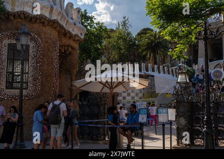 Les voisins proches de la zone touristique Park Güell à Barcelone montrent leur opposition au défilé Louis Vuitton qui aura lieu dans le parc cette semaine, qui a nécessité la fermeture de certaines zones et, dans certains cas, a causé des dommages à certaines parties de ce site du patrimoine mondial. Los vecinos cercanos al área turística del Parque Güell en Barcelona se muestran contrarios al desfile que Louis Vuitton realizará en el parque esta semana, lo cual ha obligado a cerrar algunos espacios y, en algunos casos, ha dañado partes de este Patrimonio de la Humanidad. Actualités politique -Barcelone, Espagne lundi, Banque D'Images