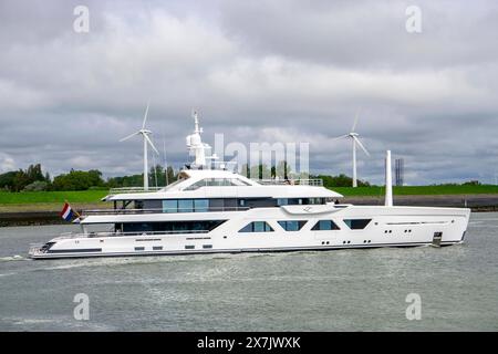 60 mètres Luxus Yacht Solaia, das 6. Schiff der Niederländischen Amels Werft, Vlissingen, aus der Amels 60 Serie, gehört zur Damen-Werftengruppe, BEI einer Probefahrt in der Westerschelde, Zeeland, Niederlande Luxusyacht Solaia *** yacht de luxe de 60 mètres Solaia, le 6 navire du chantier naval néerlandais Amels, Vlissingen, de la série Amels 60, appartient au groupe de chantiers Damen, lors d'un essai en mer dans le Westerschelde, Zeeland, pays-Bas yacht de luxe Solaia Banque D'Images