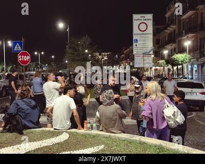 Napoli, Italie. 20 mai 2024. Persone in strada in preda alla paura dopo la scossa di terremoto a Campi Flegrei - 20 maggio 2024 Pozzuoli, Napoli (Italia) - martedì 20 maggio 2024 - nouvelles - (Foto Alessandro Garofalo/LaPresse) personnes dans la rue dans la peur après le tremblement de terre à Campi Flegrei - 20 mai 2024 Pozzuoli, Naples (Italie) - mardi 20 mai 2024 - Actualités - (photo Alessandro Garofalo/LaPresse) crédit : LaPresse/Alamy Live News Banque D'Images