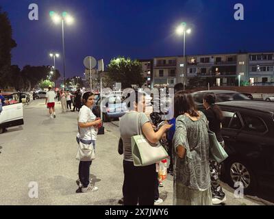 Napoli, Italie. 20 mai 2024. Persone in strada in preda alla paura dopo la scossa di terremoto a Campi Flegrei - 20 maggio 2024 Pozzuoli, Napoli (Italia) - martedì 20 maggio 2024 - nouvelles - (Foto Alessandro Garofalo/LaPresse) personnes dans la rue dans la peur après le tremblement de terre à Campi Flegrei - 20 mai 2024 Pozzuoli, Naples (Italie) - mardi 20 mai 2024 - Actualités - (photo Alessandro Garofalo/LaPresse) crédit : LaPresse/Alamy Live News Banque D'Images