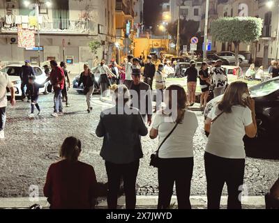 Napoli, Italie. 20 mai 2024. Persone in strada in preda alla paura dopo la scossa di terremoto a Campi Flegrei - 20 maggio 2024 Pozzuoli, Napoli (Italia) - martedì 20 maggio 2024 - nouvelles - (Foto Alessandro Garofalo/LaPresse) personnes dans la rue dans la peur après le tremblement de terre à Campi Flegrei - 20 mai 2024 Pozzuoli, Naples (Italie) - mardi 20 mai 2024 - Actualités - (photo Alessandro Garofalo/LaPresse) crédit : LaPresse/Alamy Live News Banque D'Images