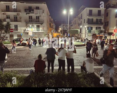 Napoli, Italie. 20 mai 2024. Persone in strada in preda alla paura dopo la scossa di terremoto a Campi Flegrei - 20 maggio 2024 Pozzuoli, Napoli (Italia) - martedì 20 maggio 2024 - nouvelles - (Foto Alessandro Garofalo/LaPresse) personnes dans la rue dans la peur après le tremblement de terre à Campi Flegrei - 20 mai 2024 Pozzuoli, Naples (Italie) - mardi 20 mai 2024 - Actualités - (photo Alessandro Garofalo/LaPresse) crédit : LaPresse/Alamy Live News Banque D'Images