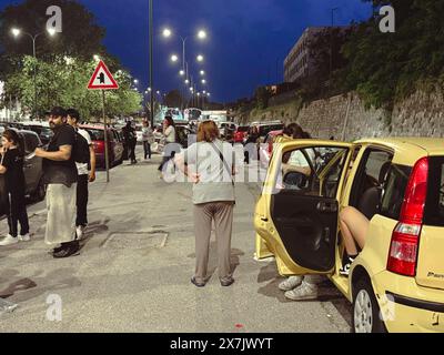 Napoli, Italie. 20 mai 2024. Persone in strada in preda alla paura dopo la scossa di terremoto a Campi Flegrei - 20 maggio 2024 Pozzuoli, Napoli (Italia) - martedì 20 maggio 2024 - nouvelles - (Foto Alessandro Garofalo/LaPresse) personnes dans la rue dans la peur après le tremblement de terre à Campi Flegrei - 20 mai 2024 Pozzuoli, Naples (Italie) - mardi 20 mai 2024 - Actualités - (photo Alessandro Garofalo/LaPresse) crédit : LaPresse/Alamy Live News Banque D'Images