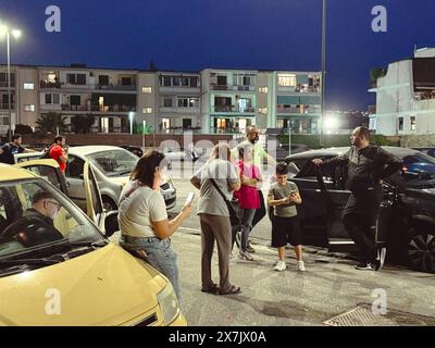 Napoli, Italie. 20 mai 2024. Persone in strada in preda alla paura dopo la scossa di terremoto a Campi Flegrei - 20 maggio 2024 Pozzuoli, Napoli (Italia) - martedì 20 maggio 2024 - nouvelles - (Foto Alessandro Garofalo/LaPresse) personnes dans la rue dans la peur après le tremblement de terre à Campi Flegrei - 20 mai 2024 Pozzuoli, Naples (Italie) - mardi 20 mai 2024 - Actualités - (photo Alessandro Garofalo/LaPresse) crédit : LaPresse/Alamy Live News Banque D'Images