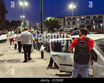 Napoli, Italie. 20 mai 2024. Persone in strada in preda alla paura dopo la scossa di terremoto a Campi Flegrei - 20 maggio 2024 Pozzuoli, Napoli (Italia) - martedì 20 maggio 2024 - nouvelles - (Foto Alessandro Garofalo/LaPresse) personnes dans la rue dans la peur après le tremblement de terre à Campi Flegrei - 20 mai 2024 Pozzuoli, Naples (Italie) - mardi 20 mai 2024 - Actualités - (photo Alessandro Garofalo/LaPresse) crédit : LaPresse/Alamy Live News Banque D'Images