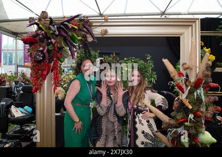 Chelsea, Londres, Royaume-Uni. 20 mai 2024. L'actrice de l'AB Fab Joanna Lumley (M) avec les réalisateurs de She Grows Veg Kate Cotterill (G) et Lucy Hutchings (d) posent dans un cadre photo grandeur nature de légumes au RHS Chelsea Flower Show à Londres. Crédit : Maureen McLean/Alamy Live News Banque D'Images