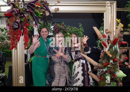 Chelsea, Londres, Royaume-Uni. 20 mai 2024. L'actrice de l'AB Fab Joanna Lumley (M) avec les réalisateurs de She Grows Veg Kate Cotterill (G) et Lucy Hutchings (d) posent dans un cadre photo grandeur nature de légumes au RHS Chelsea Flower Show à Londres. Crédit : Maureen McLean/Alamy Live News Banque D'Images