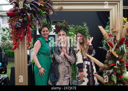 Chelsea, Londres, Royaume-Uni. 20 mai 2024. L'actrice de l'AB Fab Joanna Lumley (M) avec les réalisateurs de She Grows Veg Kate Cotterill (G) et Lucy Hutchings (d) posent dans un cadre photo grandeur nature de légumes au RHS Chelsea Flower Show à Londres. Crédit : Maureen McLean/Alamy Live News Banque D'Images