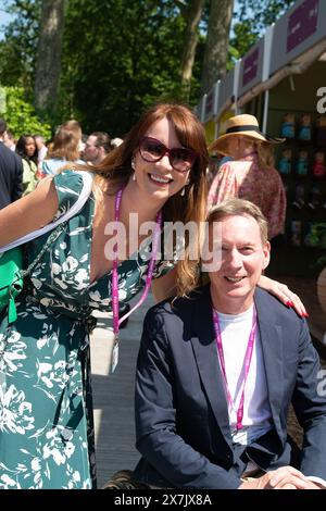 Chelsea, Londres, Royaume-Uni. 20 mai 2024. Elizabeth Rizzini, présentatrice météorologique de la BBC à Londres, et Frank Gardner, journaliste de la BBC, participent à la journée de presse du RHS Chelsea Flower Show à Londres. Crédit : Maureen McLean/Alamy Live News Banque D'Images