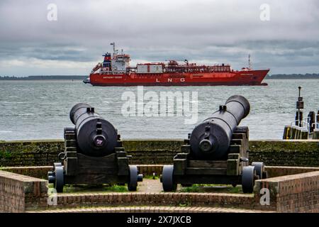 DAS LNG Tankschiff Coral Furcata, in der Westerschelde, Hat den Hafen von Antwerpen verlassen und fährt Richtung UK, historische Kanonen am Oranjedijk, in Vlissingen, Zeeland, Niederlande LNG Tanker *** le méthanier Coral Furcata, dans la Westerschelde, a quitté le port d'Anvers le Royaume-Uni, canons historiques à Oranjedijk, à Vlissingen, Zélande, pays-Bas méthanier Banque D'Images