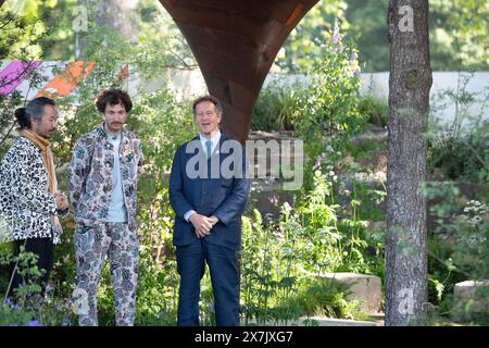 Chelsea, Londres, Royaume-Uni. 20 mai 2024. L'architecte du WaterAid Show Garden je Ahn (G), le designer Tom Massey (M) discutent avec RHS Chelsea et le présentateur World Television de Gardener Monty Don (d) lors de la journée de presse du RHS Chelsea Flower Show à Londres. Crédit : Maureen McLean/Alamy Live News Banque D'Images