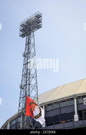 Drapeau Feyenoord agitant devant le célèbre stade de football 'de Kuip', domicile du club de football Feyenoord à Rotterdam, pays-Bas Banque D'Images