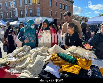 Acheteurs à la foire de rue bangladaise dans le quartier de Kensington à Brooklyn, New York Banque D'Images