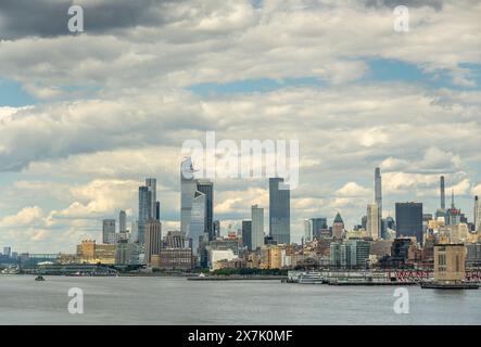 New York, NY, USA - 1er août 2023 : 30 Hudson Yards et autres gratte-ciel sous un nuage bleu. Du club de golf Chelsey au Holland tunnel ventilation s. Banque D'Images