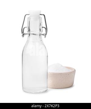 Vinaigre en bouteille en verre et bicarbonate de soude isolé sur blanc Banque D'Images