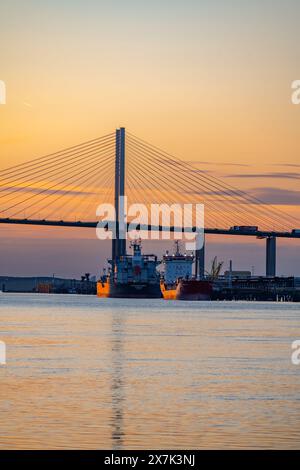 Le pont de Dartford traversant la Tamise entre Dartford et Thurrock au coucher du soleil depuis le bord de la rivière à Greenhithe Banque D'Images