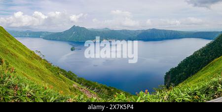 Vue panoramique du lac Mashu depuis le troisième pont d'observation en fin d'après-midi d'été à Teshikaga, dans l'est d'Hokkaido, Japon. Banque D'Images