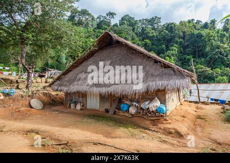 Maison typique en bois au toit de chaume dans un village de Lahu près de Lanjia Lodge à Chiang Khong dans la province de Chiang Rai, au nord de la Thaïlande Banque D'Images