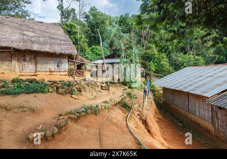 Maison typique en bois au toit de chaume dans un village de Lahu près de Lanjia Lodge à Chiang Khong dans la province de Chiang Rai, au nord de la Thaïlande Banque D'Images