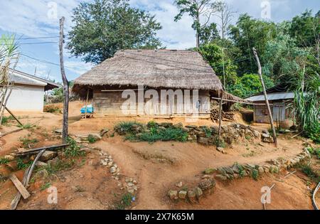 Maison typique en bois au toit de chaume dans un village de Lahu près de Lanjia Lodge à Chiang Khong dans la province de Chiang Rai, au nord de la Thaïlande Banque D'Images