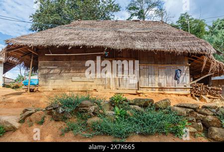 Maison typique en bois au toit de chaume dans un village de Lahu près de Lanjia Lodge à Chiang Khong dans la province de Chiang Rai, au nord de la Thaïlande Banque D'Images