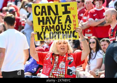 Un fan brandit un signe pour un câlin lors du match de premier League Liverpool vs Wolverhampton Wanderers à Anfield, Liverpool, Royaume-Uni, 19 mai 2024 (photo par Craig Thomas/News images) dans, le 19/05/2024. (Photo de Craig Thomas/News images/SIPA USA) crédit : SIPA USA/Alamy Live News Banque D'Images