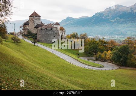 Une route sinueuse mène au château de Vaduz sur une colline, entouré d'arbres d'automne. Résidence officielle du Prince de Liechtenstein Banque D'Images