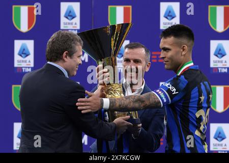 Milan, Italie. 19 mai 2024. Lautaro Martinez du FC Internazionale reçoit le Scudetto des mains de Lorenzo Casini Président de la Lega Serie A et Pietro Labriola Directeur général de TIM alors que le FC Internazionale célèbre son 20ème titre de champion lors de la cérémonie de remise des trophées qui suit le match de Serie A à Giuseppe Meazza, Milan. Le crédit photo devrait se lire : Jonathan Moscrop/Sportimage crédit : Sportimage Ltd/Alamy Live News Banque D'Images