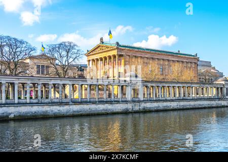 Une vue sereine sur la vieille Galerie nationale située le long de la rive de Berlin, avec une architecture classique et un ciel dégagé. Allemagne Banque D'Images