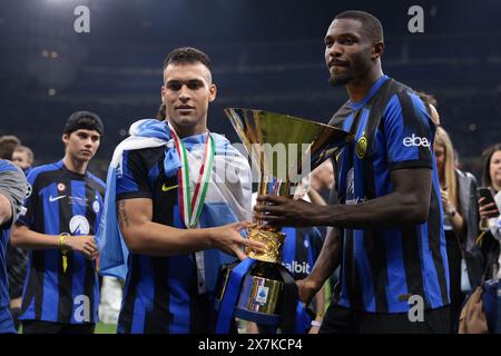 Milan, Italie. 19 mai 2024. Lautaro Martinez et Marcus Thuram du FC Internazionale posent avec le trophée alors que le FC Internazionale célèbre son 20e titre de champion après le match de Serie A à Giuseppe Meazza, Milan. Le crédit photo devrait se lire : Jonathan Moscrop/Sportimage crédit : Sportimage Ltd/Alamy Live News Banque D'Images