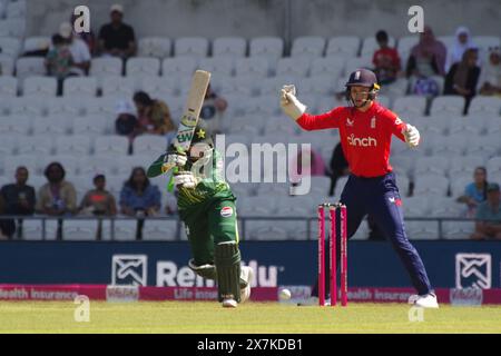 Leeds, 19 mai 2024. Gull Feroza battant pour Pakistan Women contre l'Angleterre dans un match international de la série T20 à Headingley, Leeds. La gardienne est Amy Jones. Crédit : Colin Edwards Banque D'Images