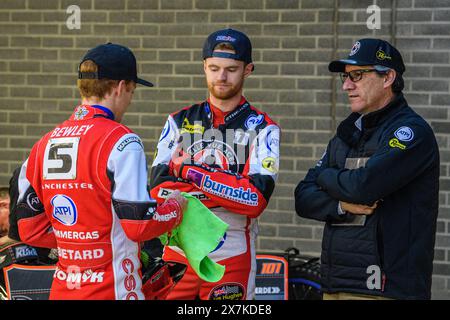 National Speedway Stadium, Manchester le lundi 20 mai 2024. (G à d) Brady Kurtz de belle vue Aces, Brady Kurtz de belle vue Aces et Mark Lemon, Team Manager de belle vue Aces, lors du Rowe Motor Oil Premiership match entre belle vue Aces et King's Lynn Stars au National Speedway Stadium de Manchester le lundi 20 mai 2024. (Photo : Ian Charles | mi News) crédit : MI News & Sport /Alamy Live News Banque D'Images