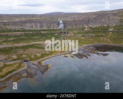 Cascade Dynjandi à Arnarfjordur dans les fjords de l'ouest islandais Banque D'Images