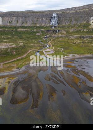 Cascade Dynjandi à Arnarfjordur dans les fjords de l'ouest islandais Banque D'Images