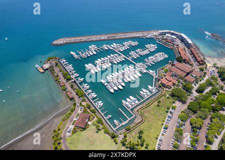 Belle vue aérienne de la Marina de Los Sueños à Herradura Beach au Costa Rica. Yachts dans le quai, logements résidentiels de luxe et état réel Banque D'Images