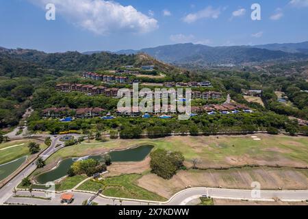 Belle vue aérienne de la Marina de Los Sueños à Herradura Beach au Costa Rica. Yachts dans le quai, logements résidentiels de luxe et état réel Banque D'Images