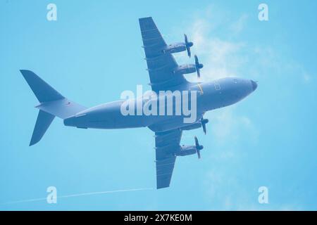 20.05.2024, Hanovre, Das Flugzeug Airbus A400M Atlas der deutschen Luftwaffe startet vom Flughafen Langenhagen zu einem Einsatz Niedersachsen Deutschland *** 20 05 2024, Hanovre, L'Airbus A400M Atlas de l'armée de l'air allemande décolle de l'aéroport de Langenhagen pour une mission en basse-Saxe Allemagne Banque D'Images