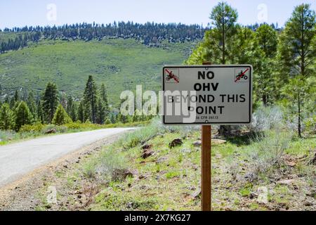 Un panneau près de Blue Lake dans la forêt nationale du Modoc avertit que les véhicules hors route (OHV) ne sont pas autorisés à circuler sur la route. Banque D'Images