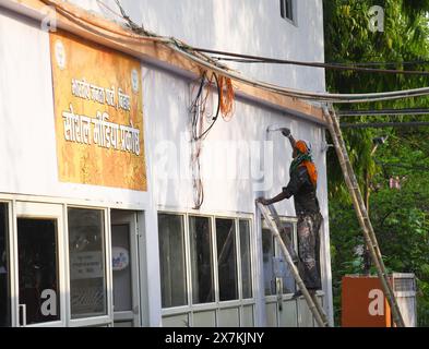 Patna, Inde. 19 mai 2024. PATNA, INDE - 19 MAI : un mur de peinture ouvrière au bureau de BJP lors de la visite du premier ministre Narendra Modi le 19 mai 2024 à Patna, en Inde. (Photo de Santosh Kumar/Hindustan Times/Sipa USA ) crédit : Sipa USA/Alamy Live News Banque D'Images