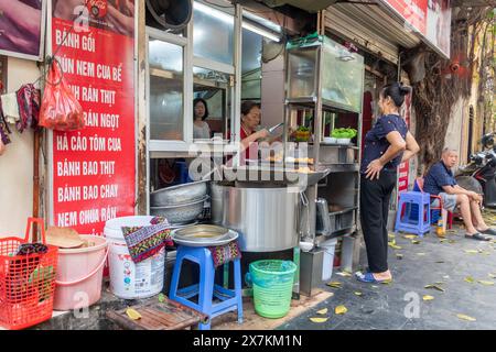 HANOI, VIETNAM, APR 21 2019, vente de pâte frite dans la rue Banque D'Images