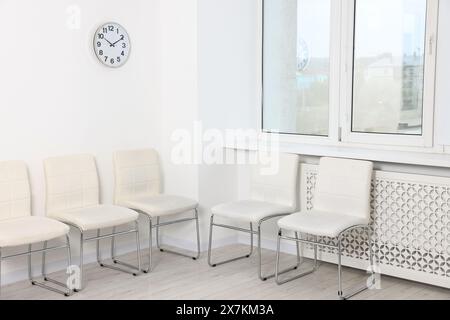 Beaucoup de chaises près du mur blanc dans la salle d'attente à l'intérieur Banque D'Images