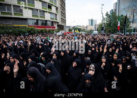 Téhéran, Iran. 20 mai 2024. Le peuple iranien assiste à une cérémonie de deuil pour le président iranien Ebrahim Raisi sur la place Vali-e-ASR dans le centre de Téhéran, Iran, le lundi 20 mai 2024. Le président Raisi et le ministre des Affaires étrangères du pays, Hossein Amirabdollahian, ont été retrouvés morts lundi après que leur hélicoptère s'est écrasé dans le brouillard. (Photo de Sobhan Farajvan/Pacific Press) crédit : Pacific Press Media production Corp./Alamy Live News Banque D'Images