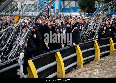 Téhéran, Iran. 20 mai 2024. Des femmes iraniennes assistent à une cérémonie de deuil pour le président iranien Ebrahim Raisi sur la place Vali-e-ASR dans le centre-ville de Téhéran, Iran, le lundi 20 mai 2024. Le président Raisi et le ministre des Affaires étrangères du pays, Hossein Amirabdollahian, ont été retrouvés morts lundi après que leur hélicoptère s'est écrasé dans le brouillard. (Photo de Sobhan Farajvan/Pacific Press) crédit : Pacific Press Media production Corp./Alamy Live News Banque D'Images