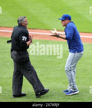 Cleveland, États-Unis. 20 mai 2024. Carlos Mendoza (64 ans), manager des mets de New York, plaide pour une troisième grève avec le juge-arbitre Manny Gonzalez (79 ans) en sixième manche contre les Guardians de Cleveland au progressive Field à Cleveland, Ohio, le lundi 20 mai 2024. Photo de Aaron Josefczyk/UPI crédit : UPI/Alamy Live News Banque D'Images