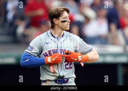 Cleveland, États-Unis. 20 mai 2024. New York mets Brett Baty (22 ans) retire ses gants après avoir frappé avec les bases chargées en sixième manche contre les Guardians de Cleveland au progressive Field à Cleveland, Ohio, le lundi 20 mai 2024. Photo de Aaron Josefczyk/UPI crédit : UPI/Alamy Live News Banque D'Images